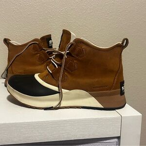 Sorel women's  Brown and Black Boots